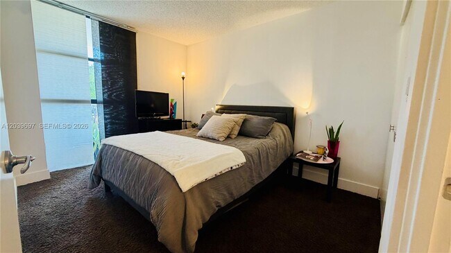 Building Photo - 3701 N Country Club Dr