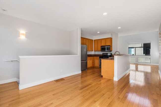 Building Photo - Modern 2BD/2BA Townhome w/ Private Yard, G...
