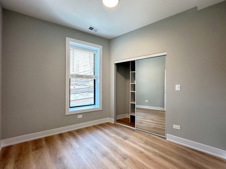 Building Photo - 437 W Belden Ave
