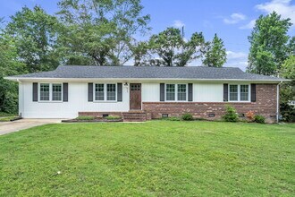 Building Photo - Beautiful 5 Bedroom 3 Bathroom Retreat with Fenced Backyard $2,200/mo rent
