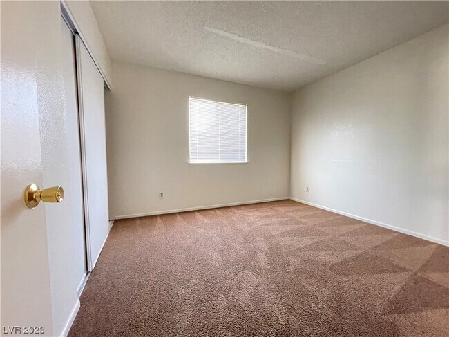 Building Photo - 574 Roxella Ln