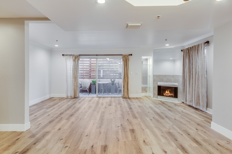 Living Room - 321 W Dryden St