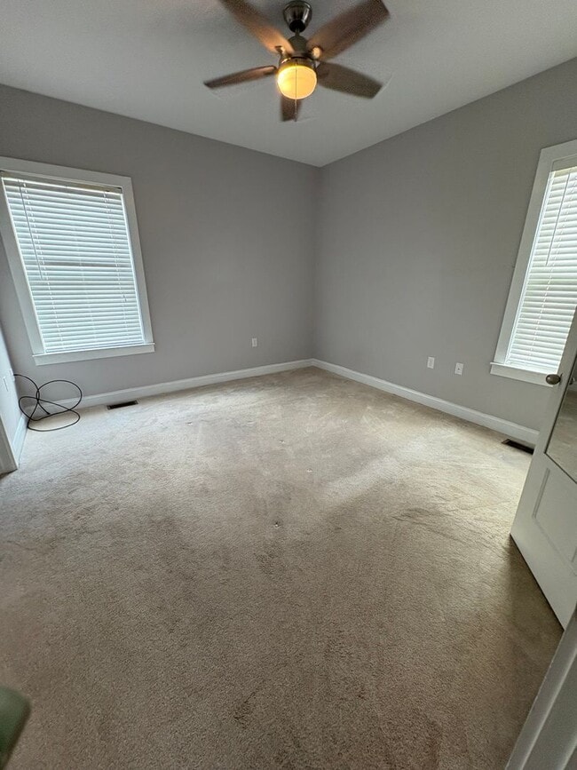 Building Photo - 3 Bedroom 2 Bath home  a few minutes from ...