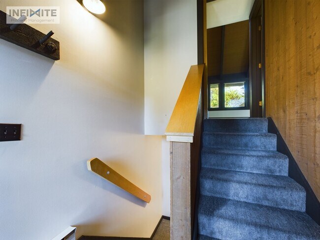 Building Photo - Comfortable 2 bedroom and 3 bathroom in Bi...
