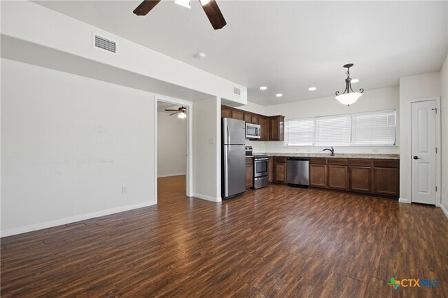 Building Photo - 302 W San Antonio St