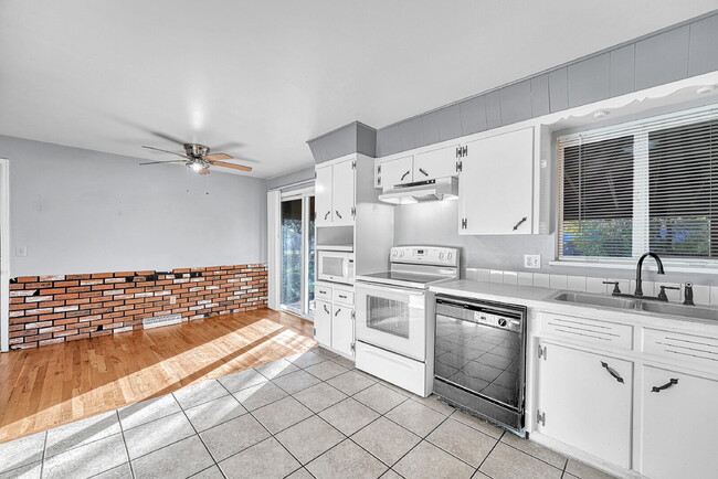 Building Photo - $2,495.00, 3-bedroom, 2 bathroom home in Centennial!