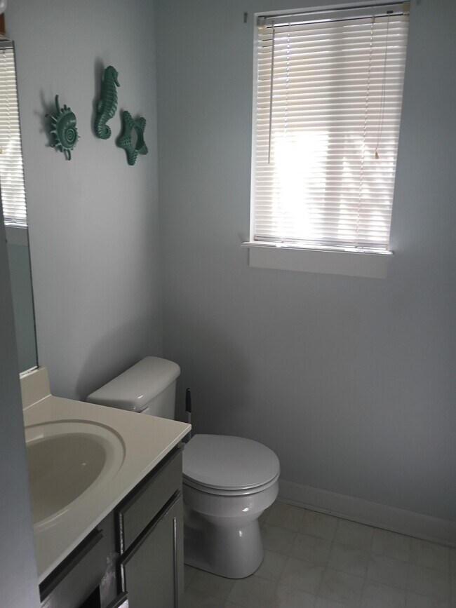 Building Photo - 111 S Oak Ct