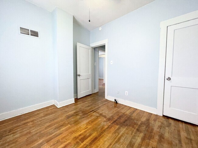 Building Photo - 1 Bedroom Home with Garage