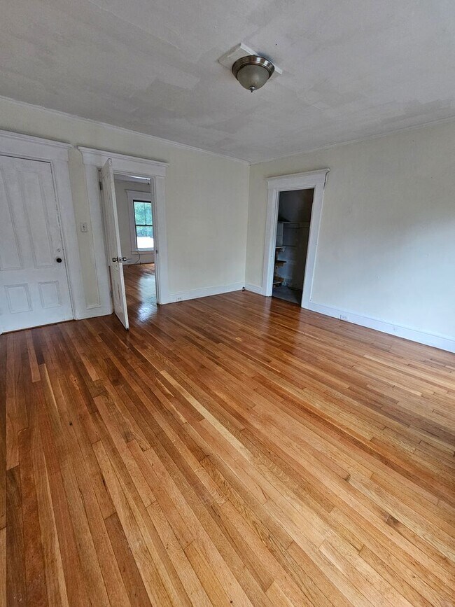 Building Photo - 605 Hall St