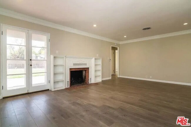 Building Photo - 539 S Parish Pl