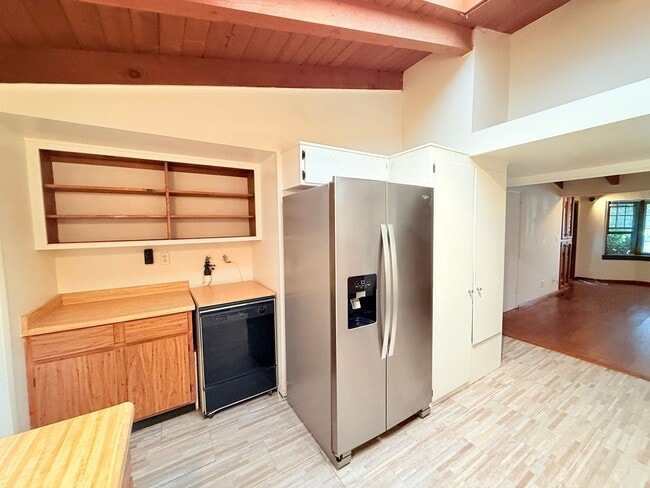 Building Photo - 401 N Lupine St