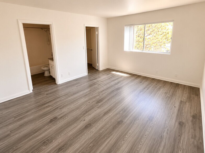 Building Photo - 15009 Moorpark St