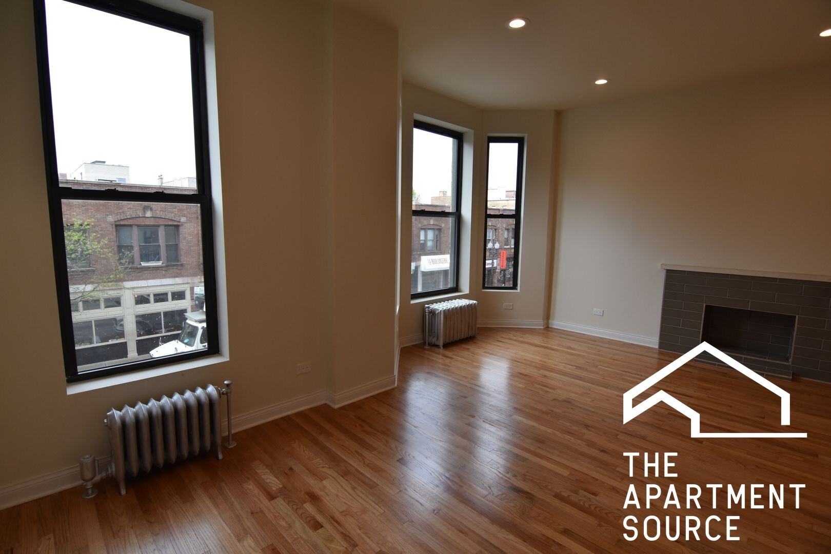 Building Photo - 907 W Belmont Ave