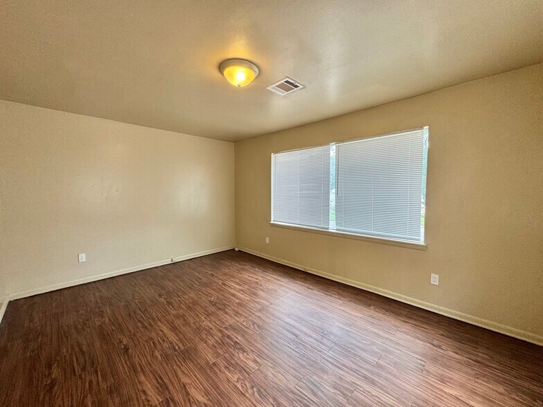 Building Photo - 444 Babb Dr