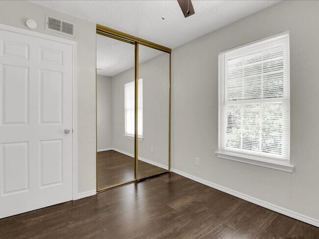 Building Photo - 1005 Vedral Pl