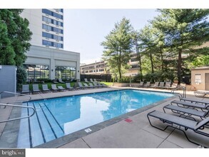 Building Photo - Beautifully renovated contemporary condo