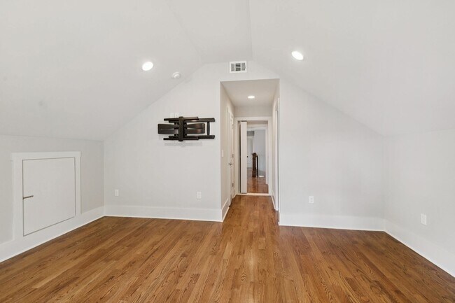 Building Photo - 2310 Vaulx Ln