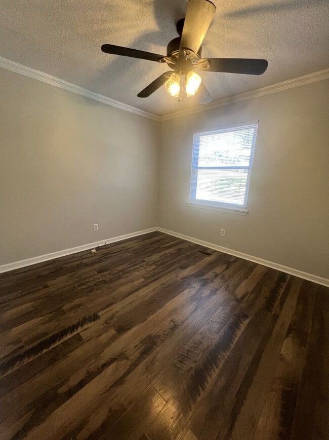 Building Photo - Charming 3 Bed, 1.5 Bath Rental Home on St...