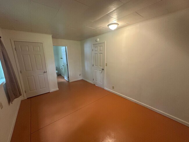 Building Photo - 2 BR w/ Bonus Room/Office