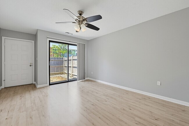 Building Photo - 167 Greenbrook Dr