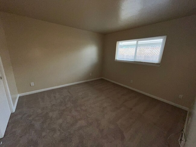 Building Photo - Great 2 BR/1BA /832SF Duplex w/Private 1 C...