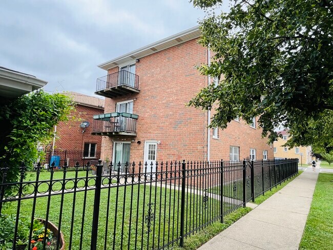 Building Photo - 2602 N 74th Ct