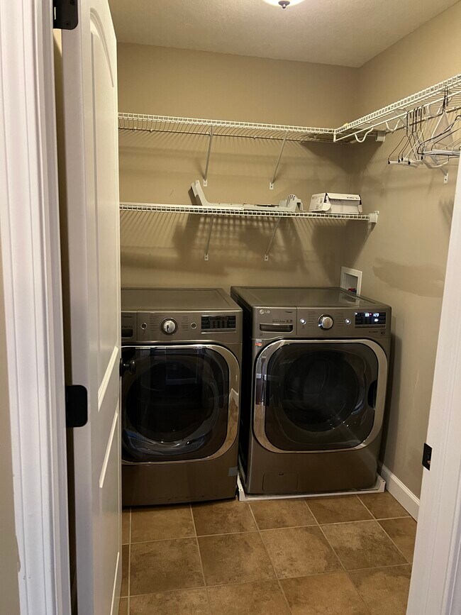 Building Photo - 6727 N White Fir Dr