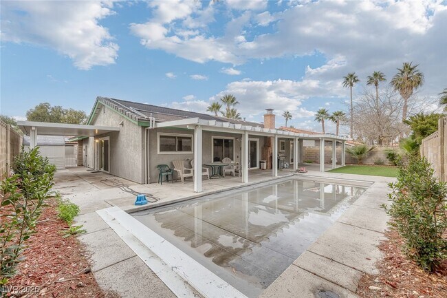 Building Photo - 2340 Richard Dr