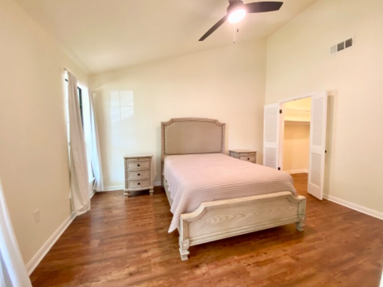 Building Photo - 82 N Court Villa Dr