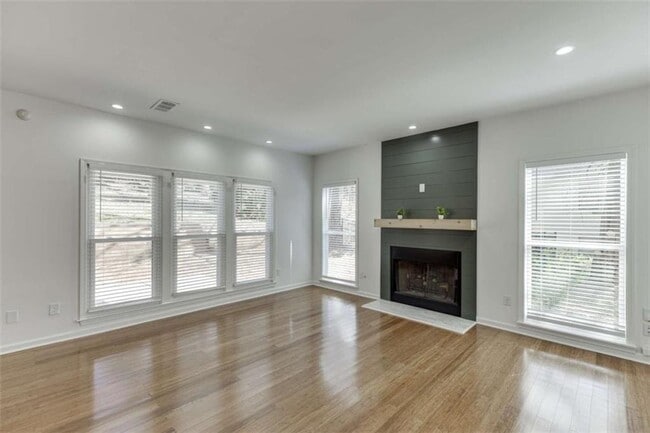 Building Photo - 1840 Oak Tree Hollow