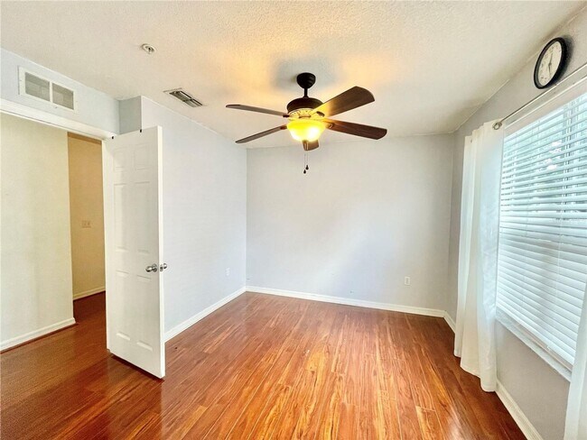 Building Photo - Beautiful 3BR/2.5BA Corner Townhome in Hai...