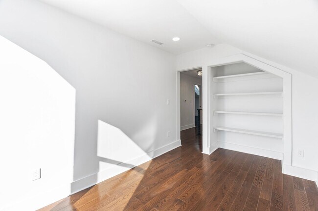 Building Photo - 54 Trumbull St