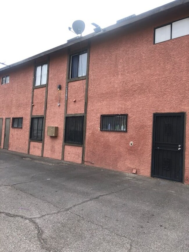 Building Photo - 2305 Exeter Dr