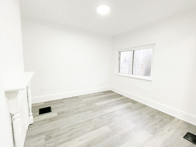 Building Photo - AVAILABLE MAY 2026 - Completely Renovated 2 Bedroom Home!