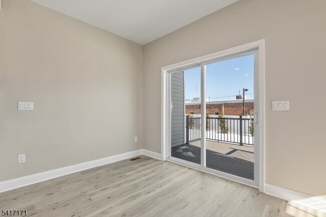 Building Photo - 156 N Auten Ave