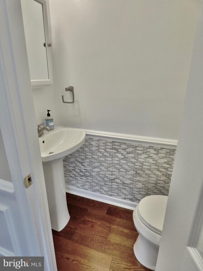 Building Photo - 416 Center St S