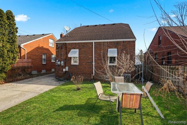 Building Photo - 2045 N Elizabeth St