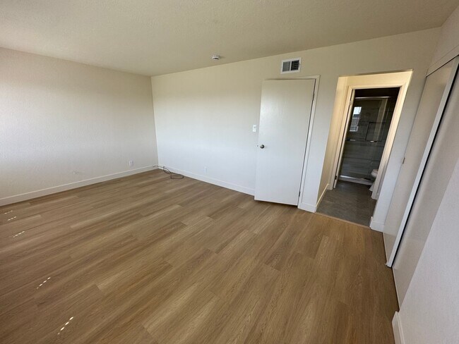 Building Photo - Beautifully Renovated 4-Bedroom Home in We...