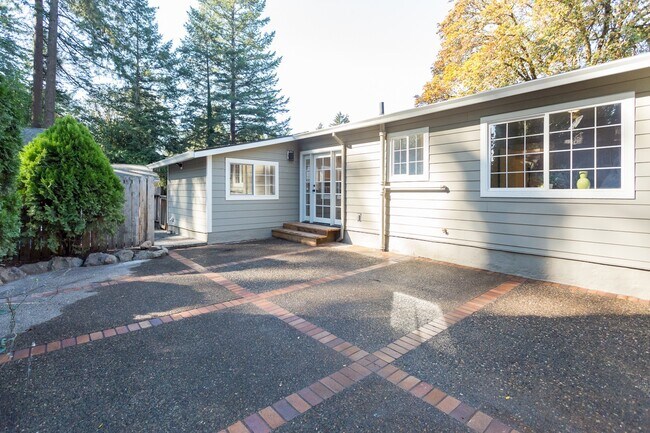 Building Photo - Gorgeous Lake Oswego Remodeled Cottage