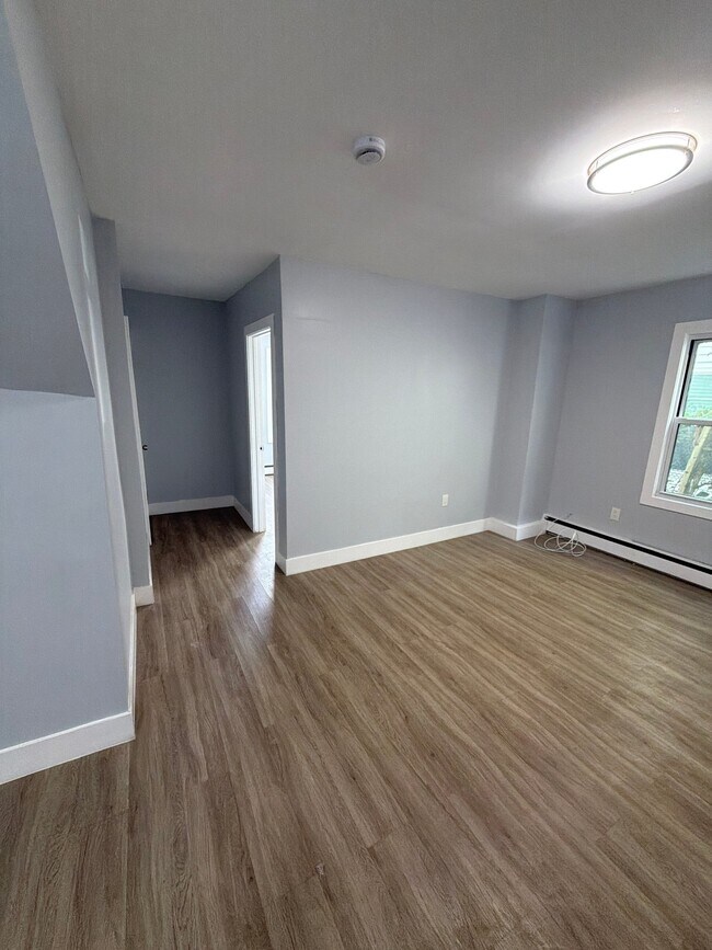 Building Photo - 748 Maple St