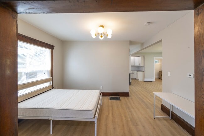 Building Photo - 1496 E 107th St