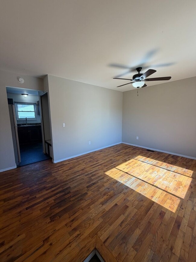 Building Photo - Remodeled 4BR/2BA Home in Lansing — Move in ready