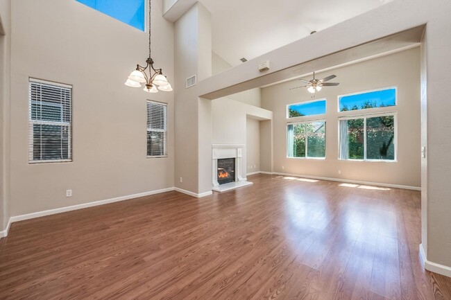 Building Photo - Beautifully Updated North Clovis 3/2.5