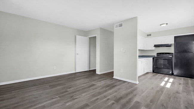 Building Photo - 2405 Belcher Dr