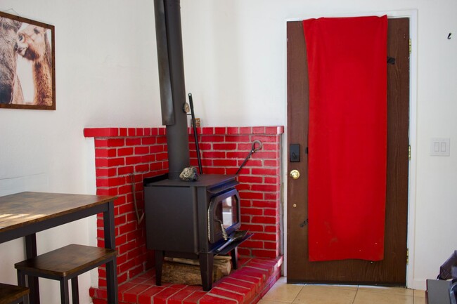Building Photo - Charming 2 Bedroom, 1 Bath Private Single-...