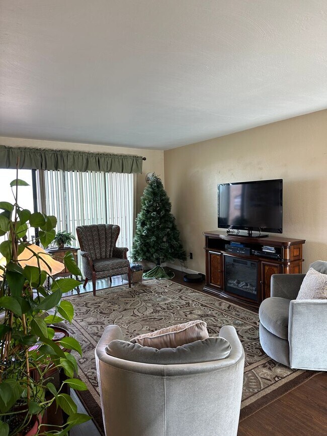 Building Photo - Winter 23/24 Furnished Rental - Nov-Dec-Jan