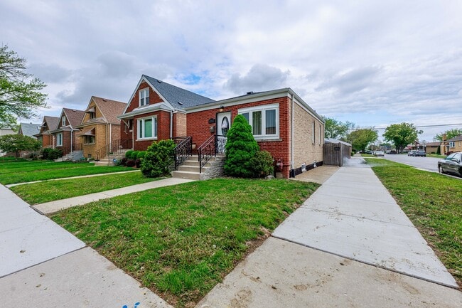 Building Photo - 5557 S Kildare Ave