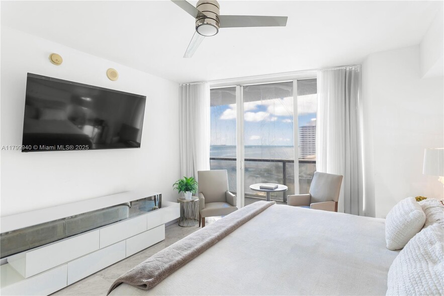 Building Photo - 495 Brickell Ave