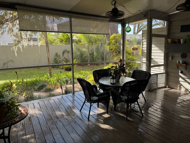 Building Photo - Large Executive Gated Carrollwood Townhome