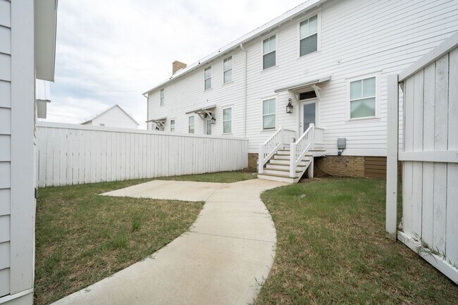 Building Photo - 2100 Loretta Parker Ln